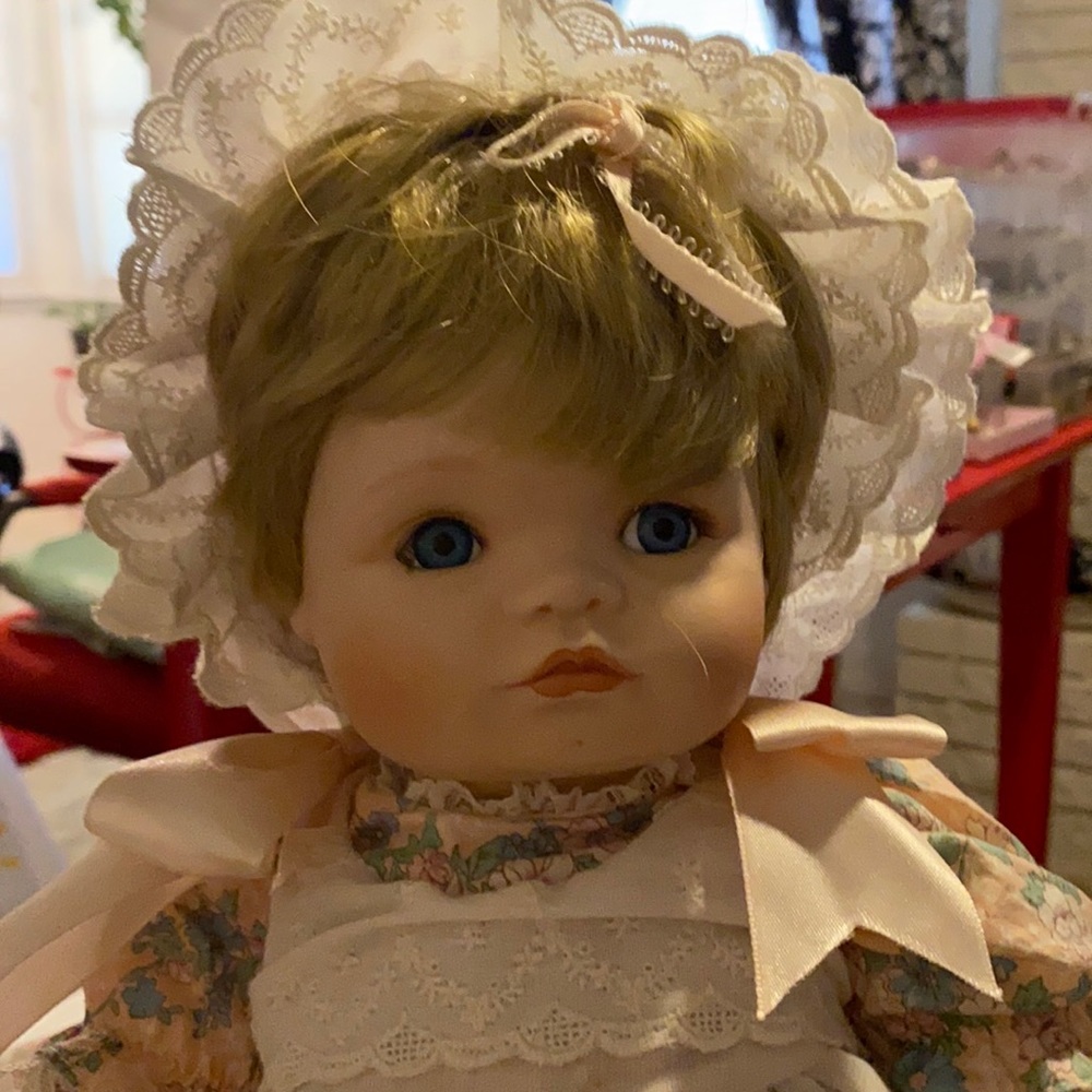 PORCELAIN DOLL - Picture 13 of 16